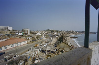 EU: Stadsgezicht vanaf Cape Coast Castle (2000) 1, Cape Coast, 2000