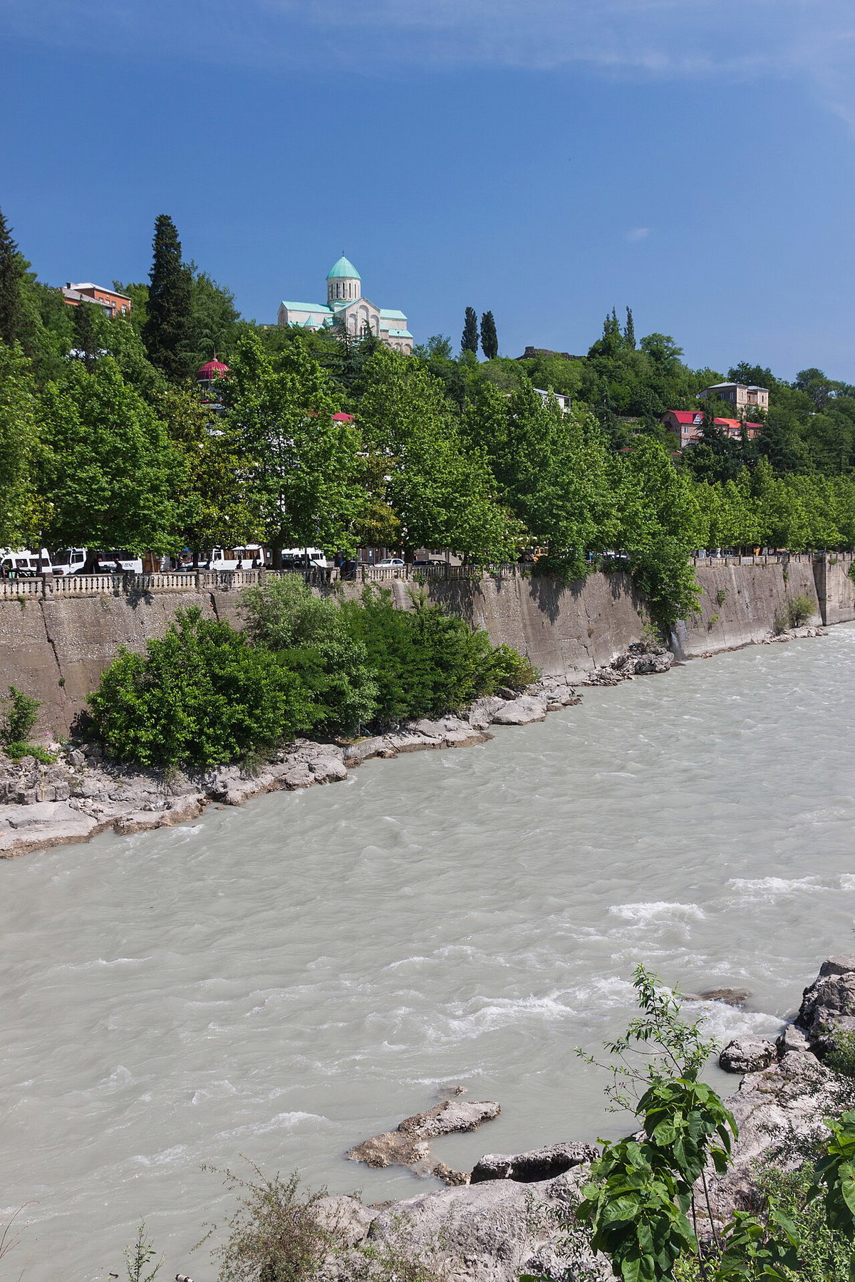 Kutaisi, Rzeka Rioni widziana z Mostu Łańcuchowego, Kutaisi, Georgia, 2014