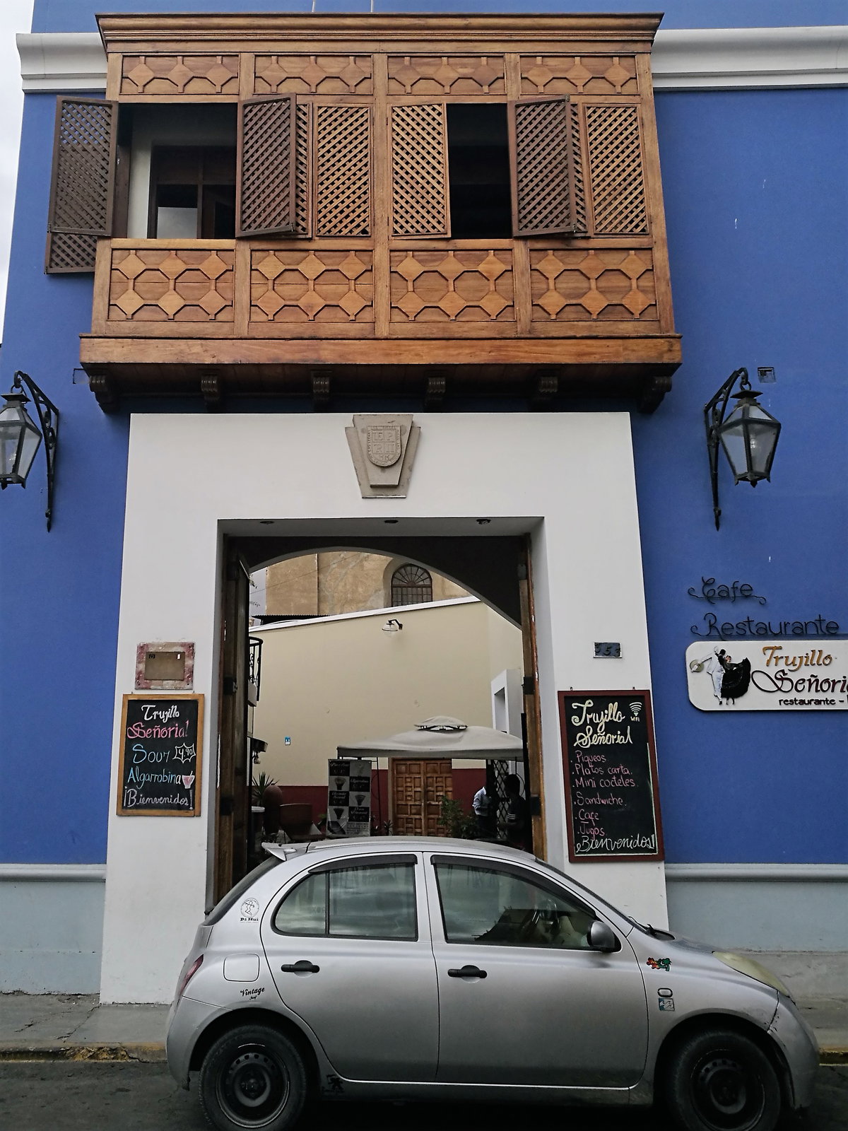 Façana d'edifici del jirón Gamarra de Trujillo amb tribuna de fusta02, Trujillo, Peru, 2017
