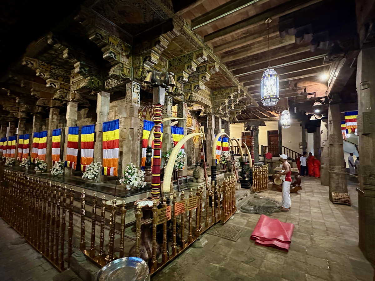 Temple de la Dent - Culte diari, Kandy, Sri Lanka, 2023