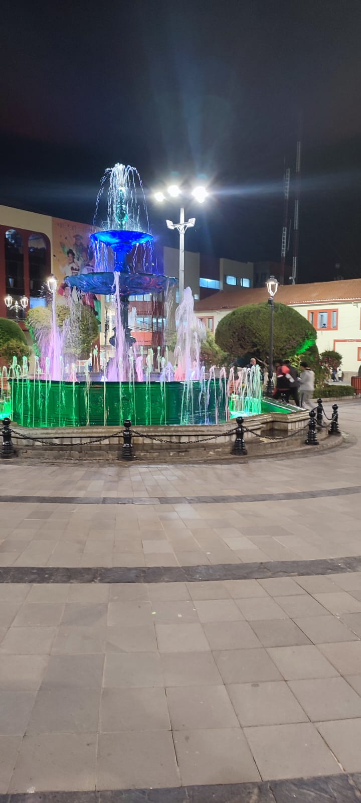 Pileta de la Plaza Central de Puno-de noche, Puno, Peru, 2025