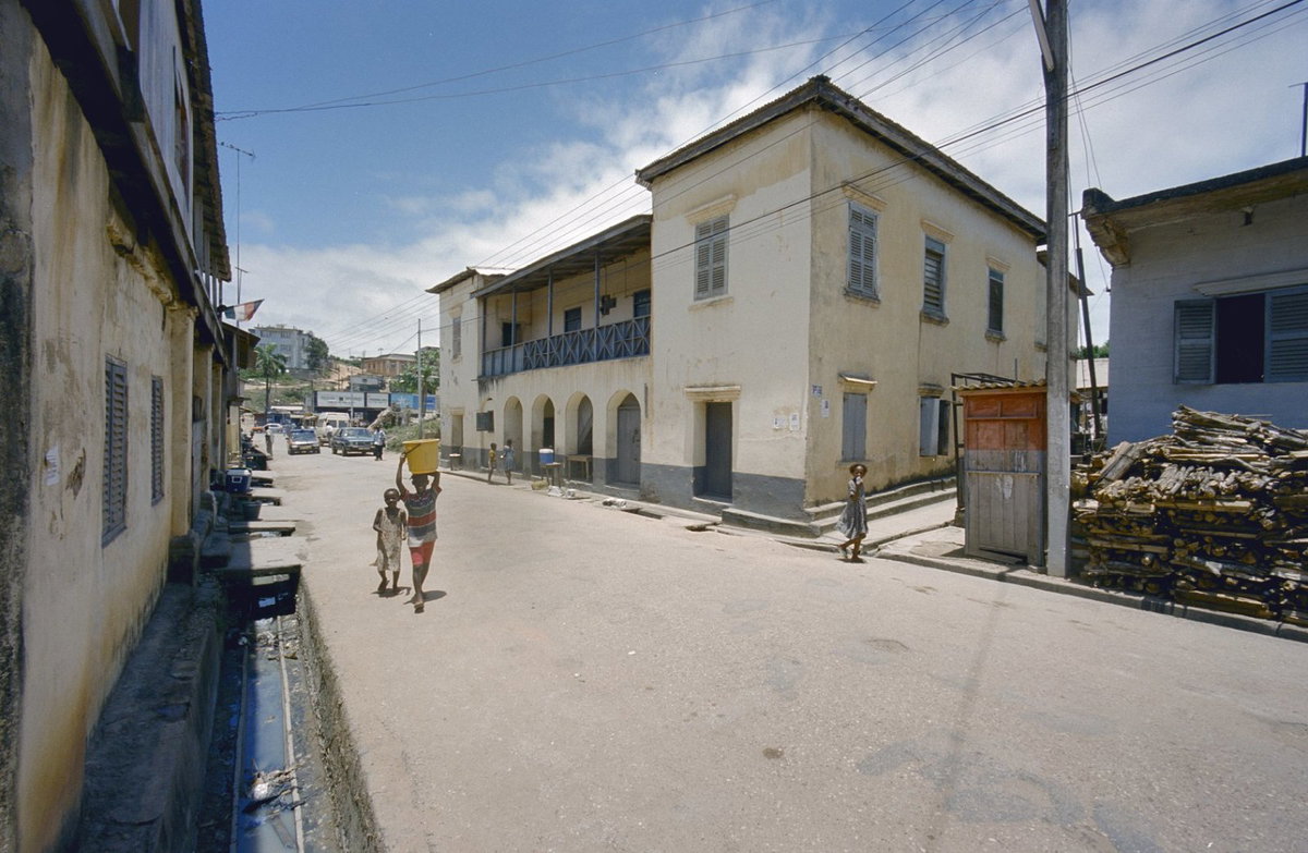 EU: Overzicht - yellow colonial corner building, Cape Coast (2002), Cape Coast, Ghana, 2002