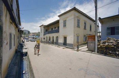 EU: Overzicht - yellow colonial corner building, Cape Coast (2002), Cape Coast, 2002