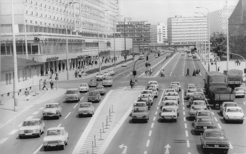 Bundesarchiv Bild 183-N0627-317, Berlin, Karl-Liebknecht-Straße, Berlin, Germany, 1974