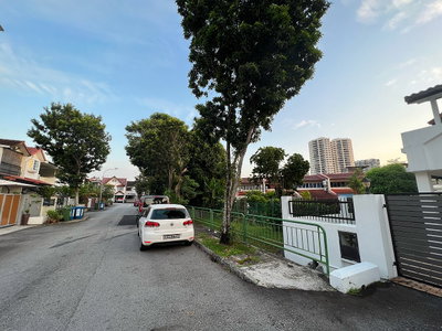 Soo Chow Rise with Thomson View condominium in background, Singapore, 2022