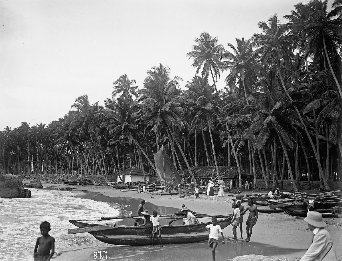 EU: Colombo, Sri Lanka. Locals and tourists on the beach (1913) [item_BTG6F], Colombo, Sri Lanka, 1913