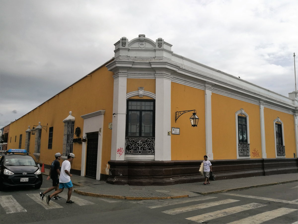 Edifici a l'encreuament entre el jirón Francisco Pizarro i el jirón Bolognesi de Trujillo, Trujillo, Peru, 2017