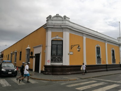 Edifici a l'encreuament entre el jirón Francisco Pizarro i el jirón Bolognesi de Trujillo, Trujillo, 2017