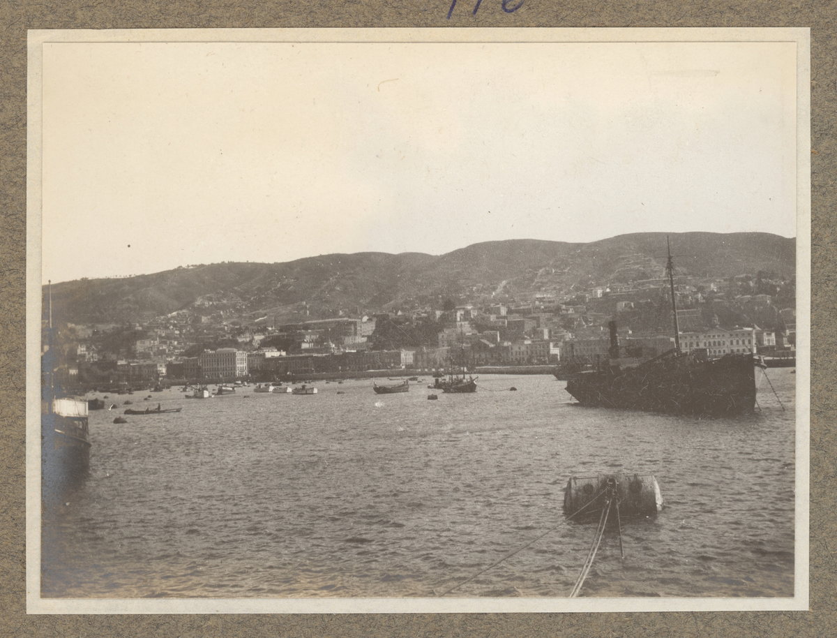 EU: Roadstead in front of Valparaiso with the town in the background (1900), Valparaíso, Chile, 1900