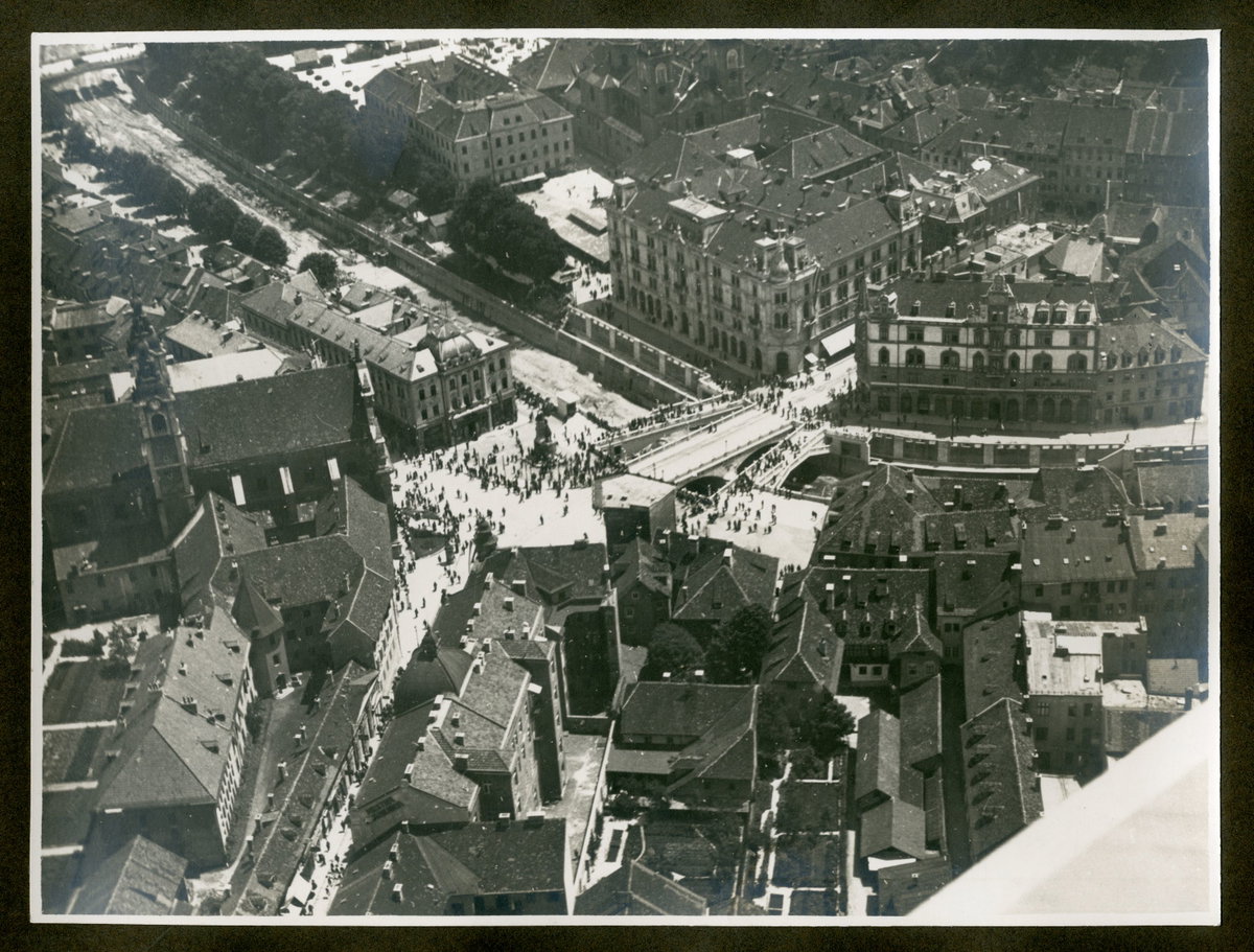 EU: Pogled iz letala na Prešernov trg in Tromostovje (1933), Ljubljana, Slovenia, 1933