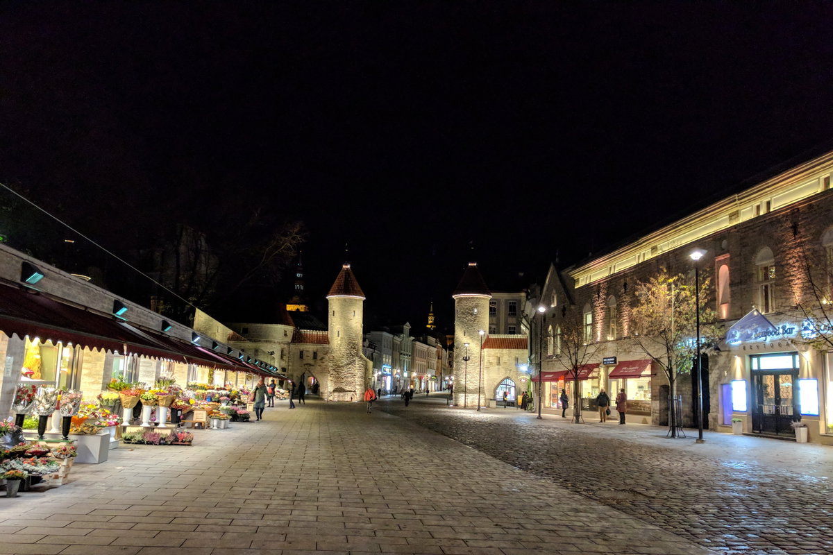 Viru värav ja lilleturg talveõhtul, Tallinn, Estonia, 2018
