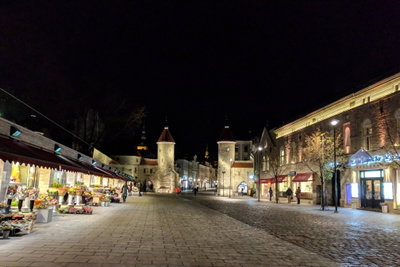 Viru värav ja lilleturg talveõhtul, Tallinn, 2018