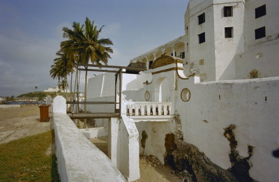 EU: Elmina Castle, drawbridge entrance with palm trees (2000), Elmina, 2000