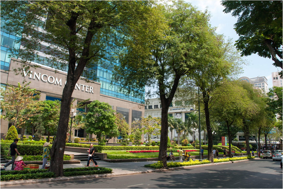 Công viên Chi Lăng, sân trước của Vincom, Ho Chi Minh City, Vietnam, 2014