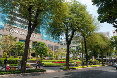 Công viên Chi Lăng, sân trước của Vincom, Ho Chi Minh City, 2014