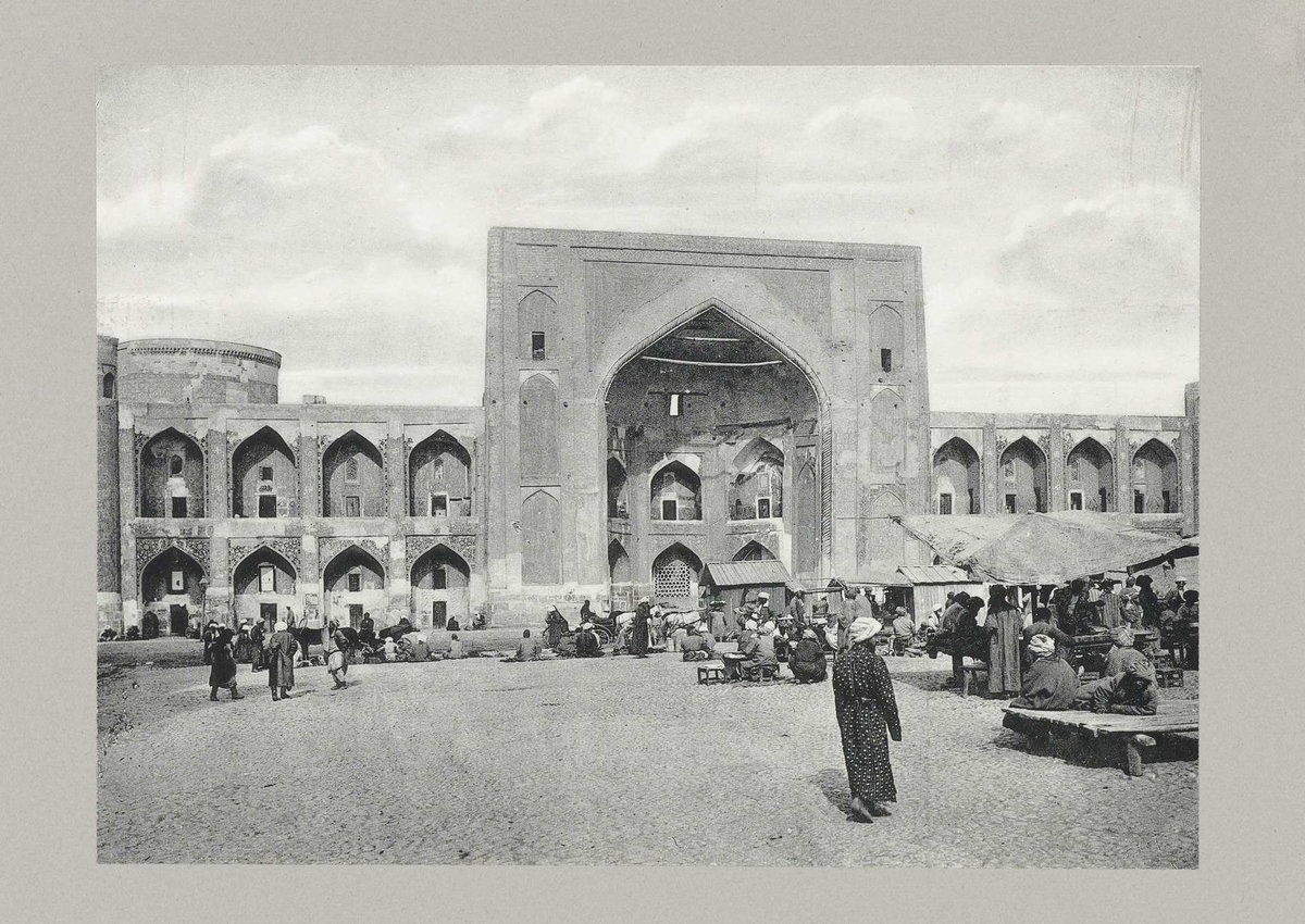 EU: Moskee met cellen voor studenten op de Marktplaats te Samarkand (1895), Samarkand, Uzbekistan, 1895