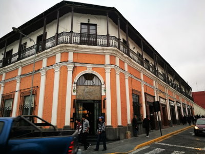 Edifici a l'encreuament entre el carrer Moral i el carrer Santa Catalina d'Arequipa, Arequipa, 2017