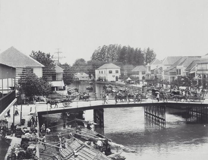 COLLECTIE TROPENMUSEUM Karren rijden over de Roode Brug Soerabaja TMnr, Surabaya, Indonesia, 1910