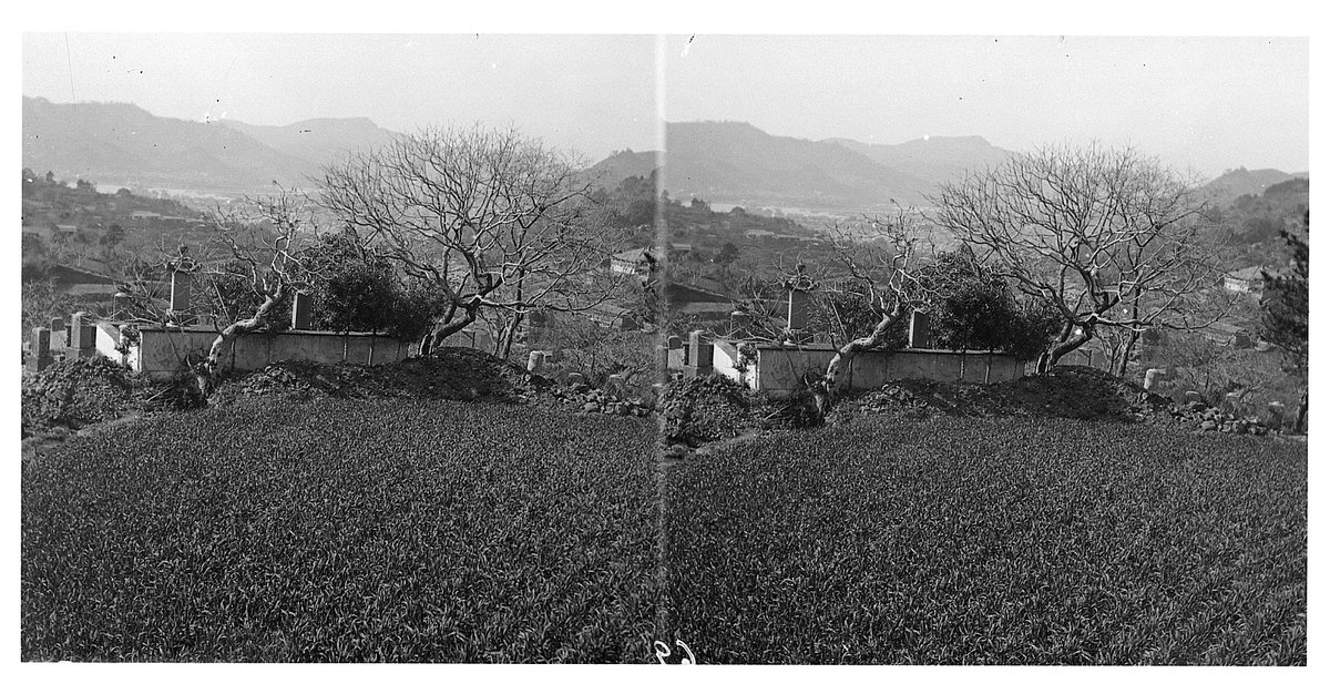 EU: Bei Kyoto (Japan). Berglandschaft mit Häusern und Friedhof eines Dorfes (1914), Kyoto, Japan, 1914