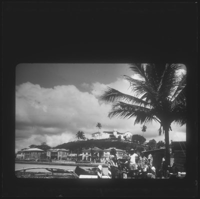 EU: Gezicht op heuvel St. Jago met fort, Coenraadsbrug (1953), Elmina, 1953