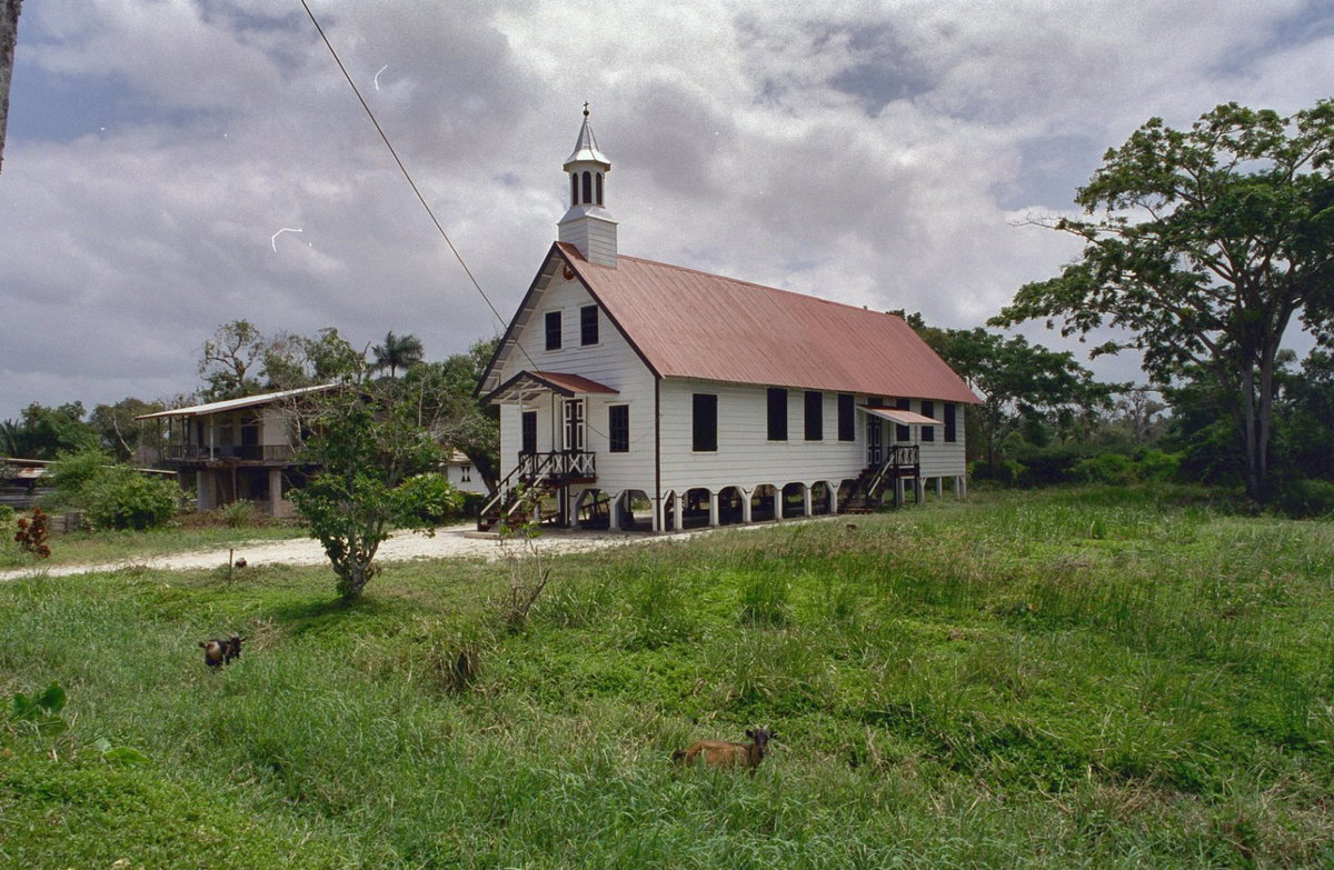 EU: Overzicht van de kerk met omgeving (1998), Nieuw Amsterdam, Suriname, 1998