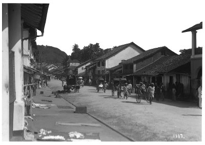 EU: Kandy, Sri Lanka. Driving of Hapag tourists in a street with residential and commercial buildings (1913), Kandy, 1913