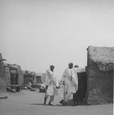 EU: Village of clay houses near Khartoum - on the street standing persons, sun lounger, vessels and baskets (1901), Khartoum, Sudan, 1901