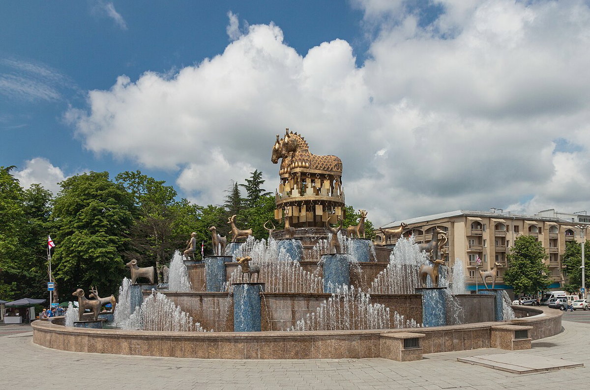 Kutaisi, Fontanna na centralnym placu, Kutaisi, Georgia, 2014
