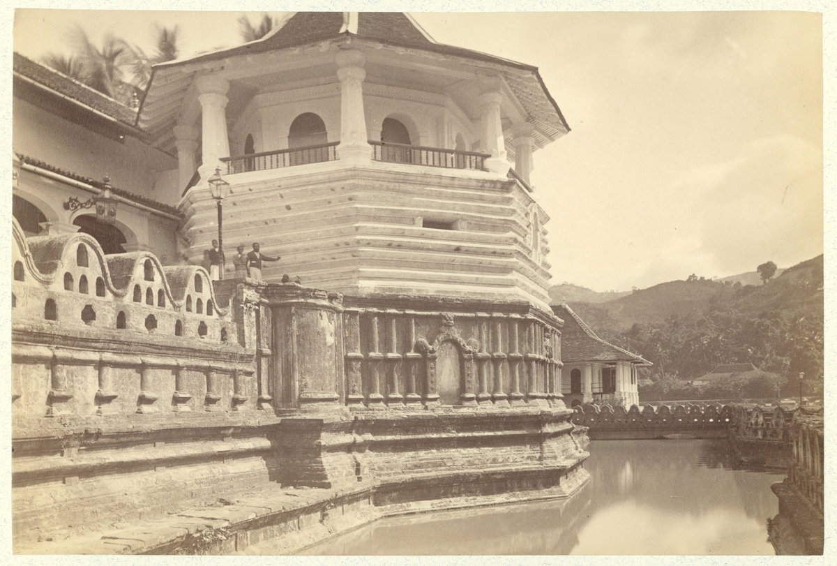 EU: Bilden visar en åttkantig torn som är del av den så kallade Tandtempels i Ceylons gamla huvudstad Kandy. (1883), Kandy, Sri Lanka, 1883