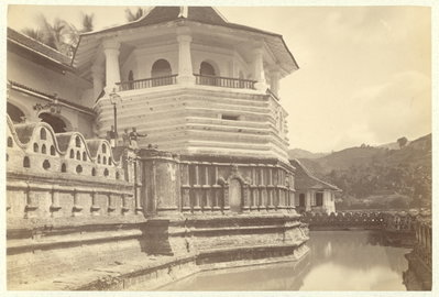 EU: Bilden visar en åttkantig torn som är del av den så kallade Tandtempels i Ceylons gamla huvudstad Kandy. (1883), Kandy, 1883