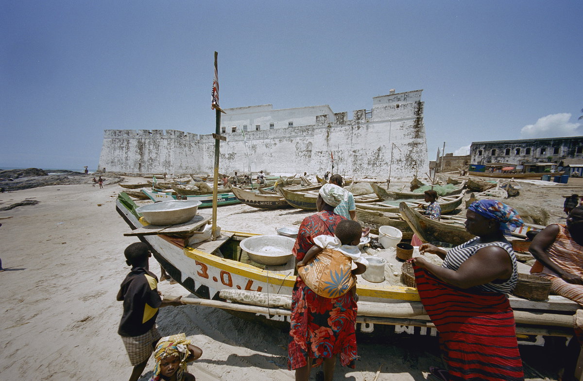 EU: Overzicht buitenmuur met boten op de voorgrond, Anomabu, Ghana, 2002
