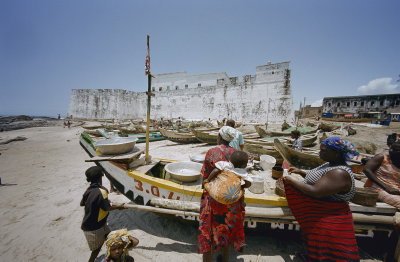 EU: Overzicht buitenmuur met boten op de voorgrond, Anomabu, 2002