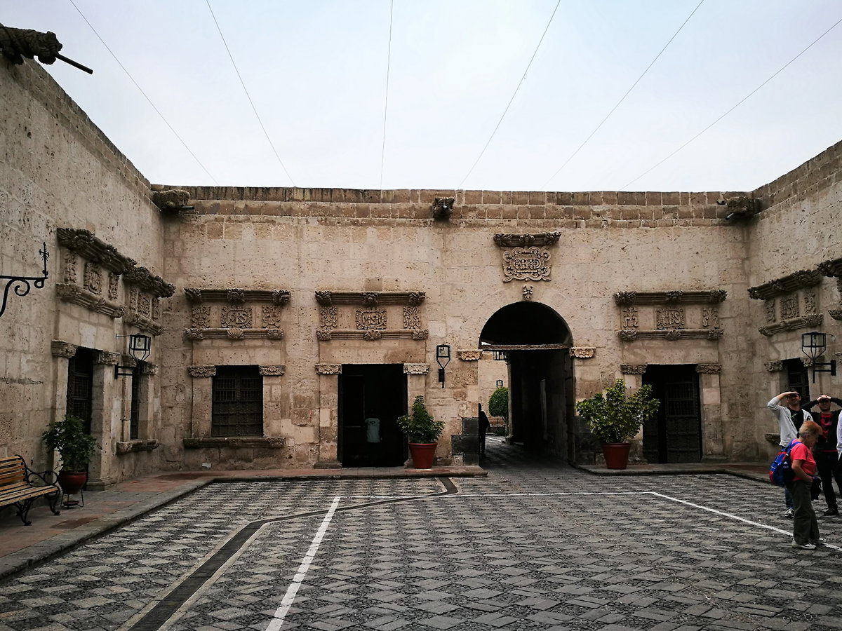 Pati de la Casona Tristán del Pozo des del Pasaje de la Catedral d'Arequipa, Arequipa, Peru, 2017