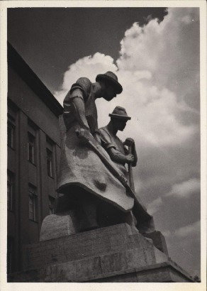 EU: Kraków. Akademia Górnicza, postacie przy wejściu (1939), Kraków, 1939