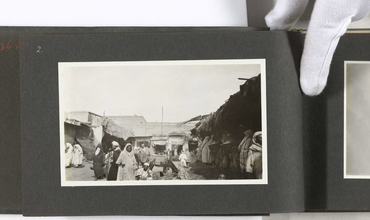 EU: Pleintje met mensen in de Souks van Marrakech (1925), Marrakech, Morocco, 1925