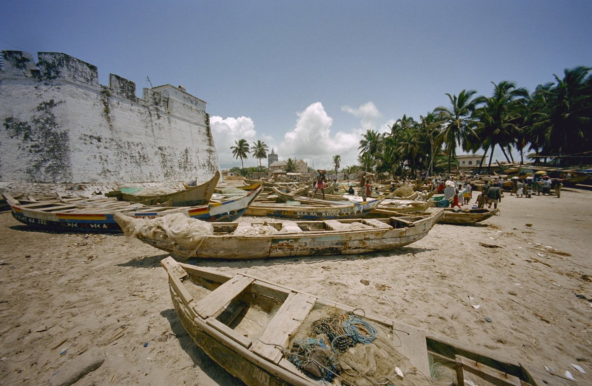 EU: Overzicht boten met buitenmuur rechts, Anomabu, Ghana, 2002