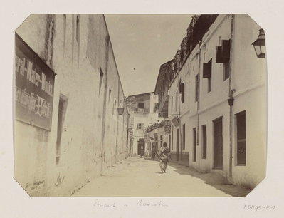 EU: Voorbijgangers in een straat te Zanzibar (c.1880-1920), Zanzibar City, 1900