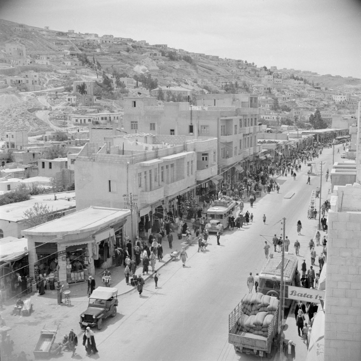 EU: Straatbeeld van de Prince Fallal street in Amman (1950), Amman, Jordan, 1950