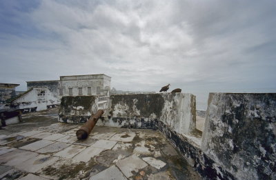 EU: Overzicht bovenop bastion met kanon, Anomabu Fort William (2002), Anomabu, 2002