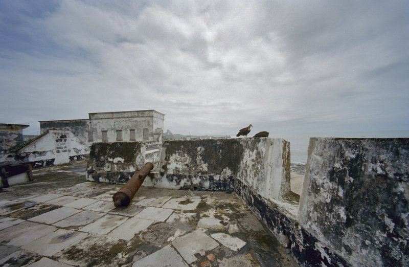 EU: Little Fort in 2002 — EU: Overzicht bovenop bastion met kanon, Anomabu Fort William (2002)