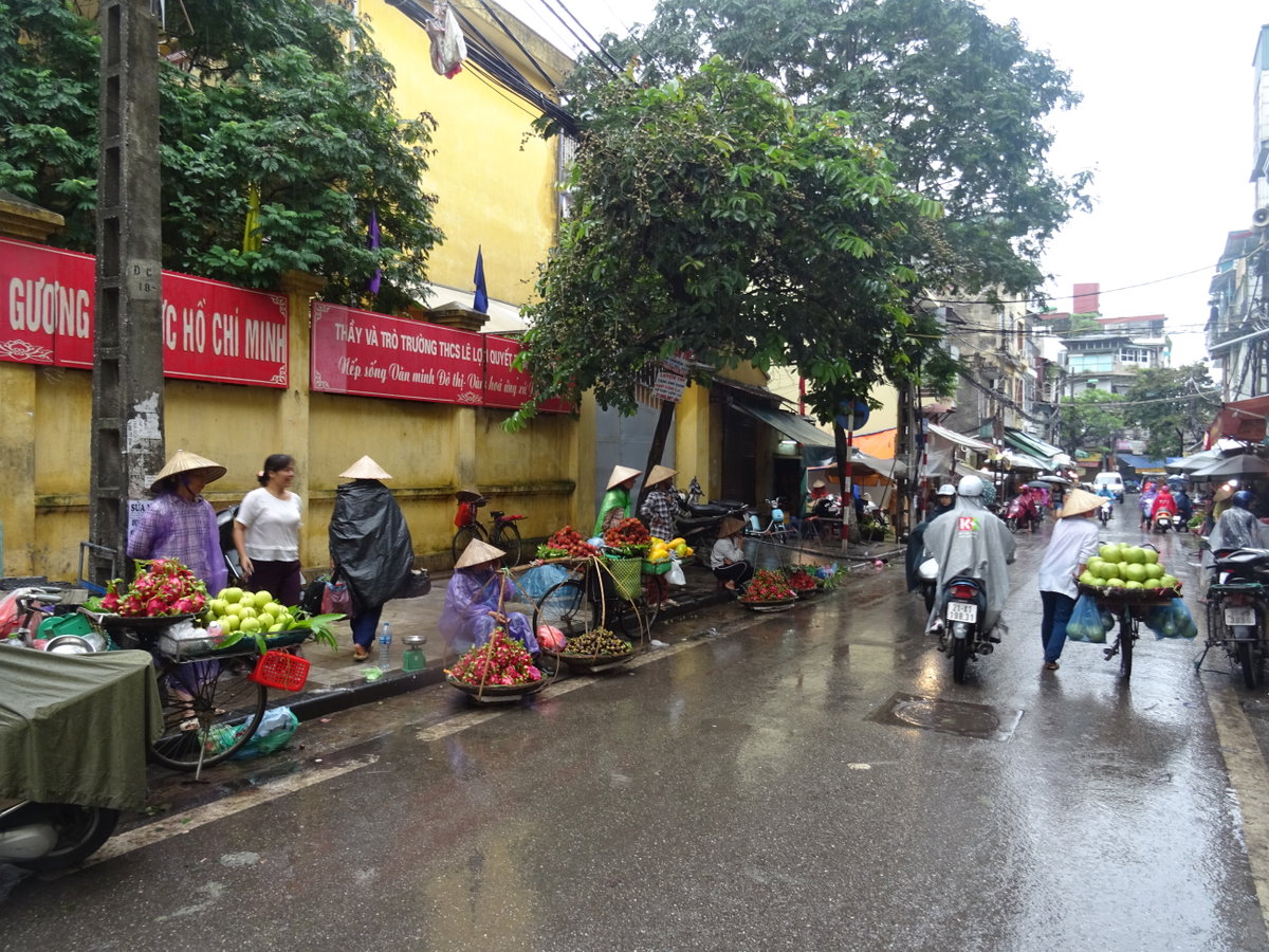 Street vendors on Nguyễn Thiện Thuật Street, Hanoi, Vietnam, 2018
