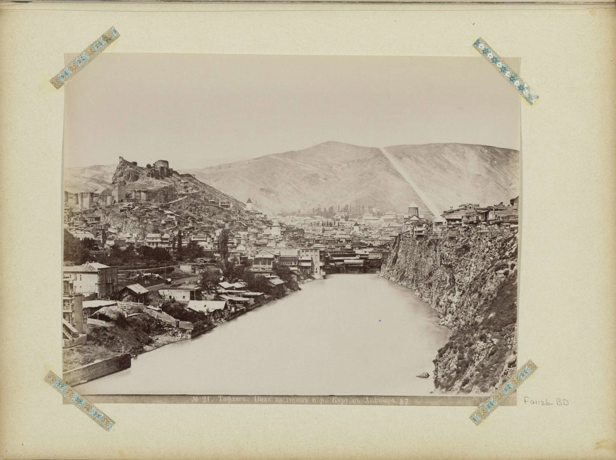 EU: Gezicht op Tiflis en de Koera - wid na gorod i r. Koeroe s Awlabawa (1895), Tbilisi, Georgia, 1895