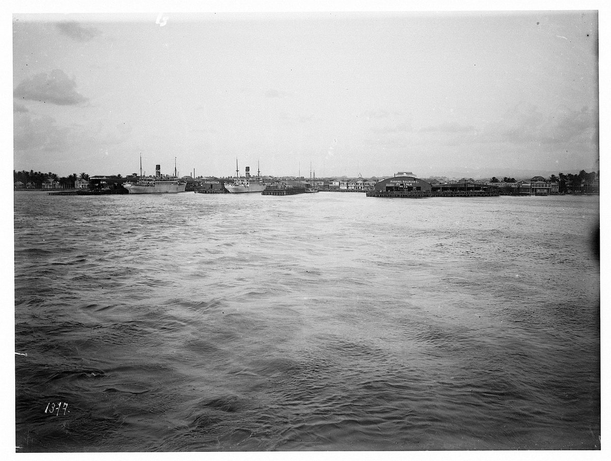 EU: Colon, Panama. View from a cruise ship onto a harbor with passenger steamers (1915), Colón, Panama, 1915