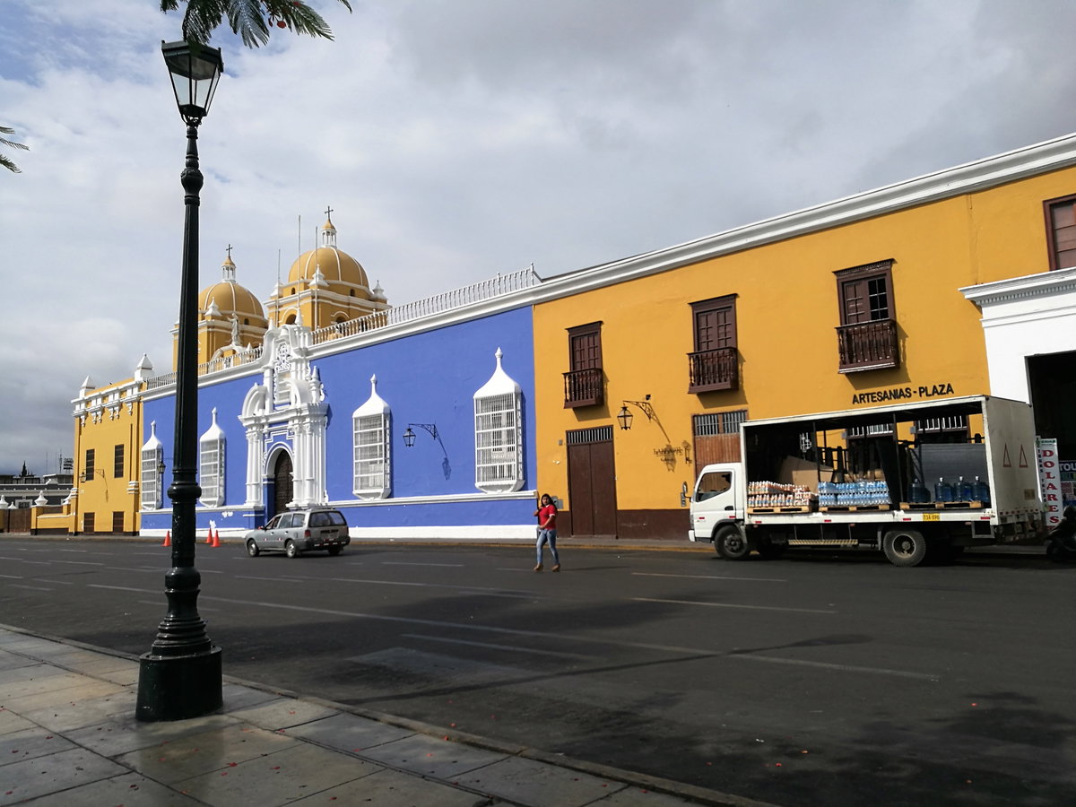 Carrer Orbegoso des de la Plaza de Armas de Trujillo, Trujillo, Peru, 2017