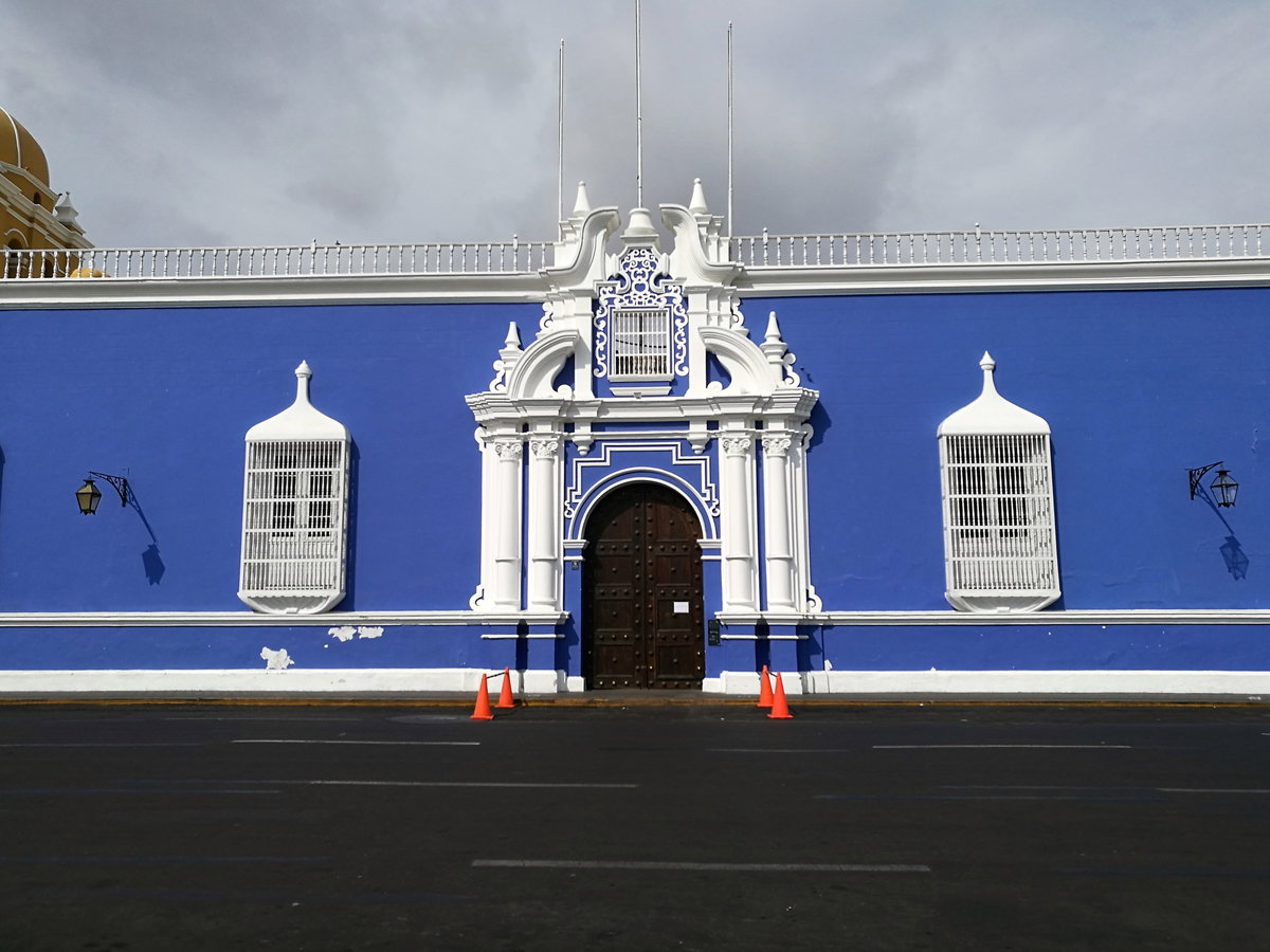 Edifici que hi ha a al carrer Orbegoso, a la Plaza de Armas al costat de la catedral de Trujillo, Trujillo, Peru, 2017