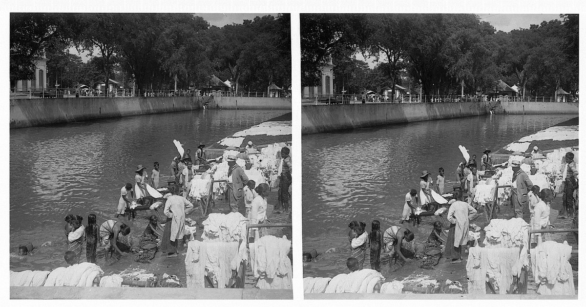 EU: WeltevWel( Jakarta) or Glodok (Old Town) by Batavia, Indonesia. Tourists watching locals washing clothes and bleaching on the canal (1913), Jakarta, Indonesia, 1913