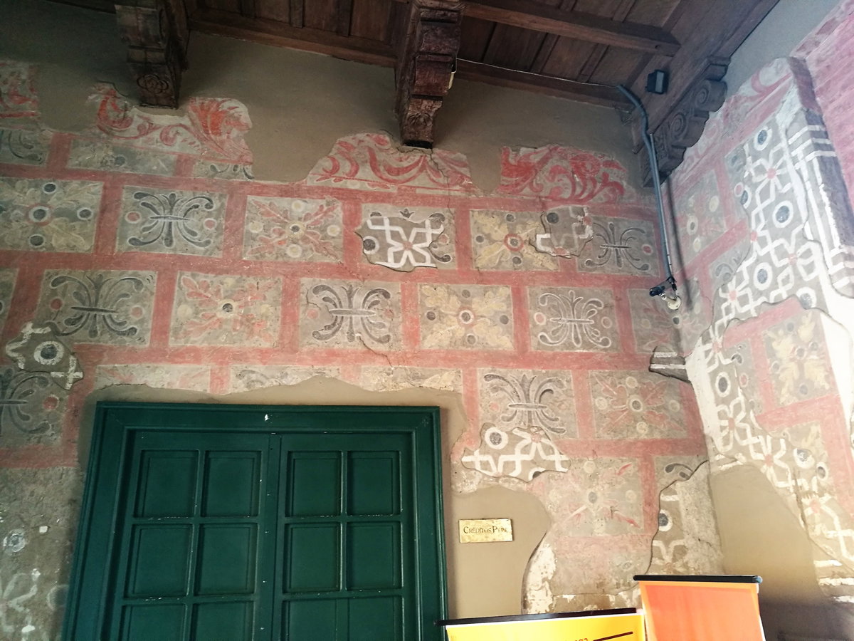 Pareds pintades del Palau de Don Garci Holguin amb placa informativa, Trujillo, Peru, 2017