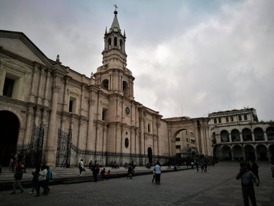 Costat dret de la catedral d'Arequipa amb portal, Arequipa, 2017