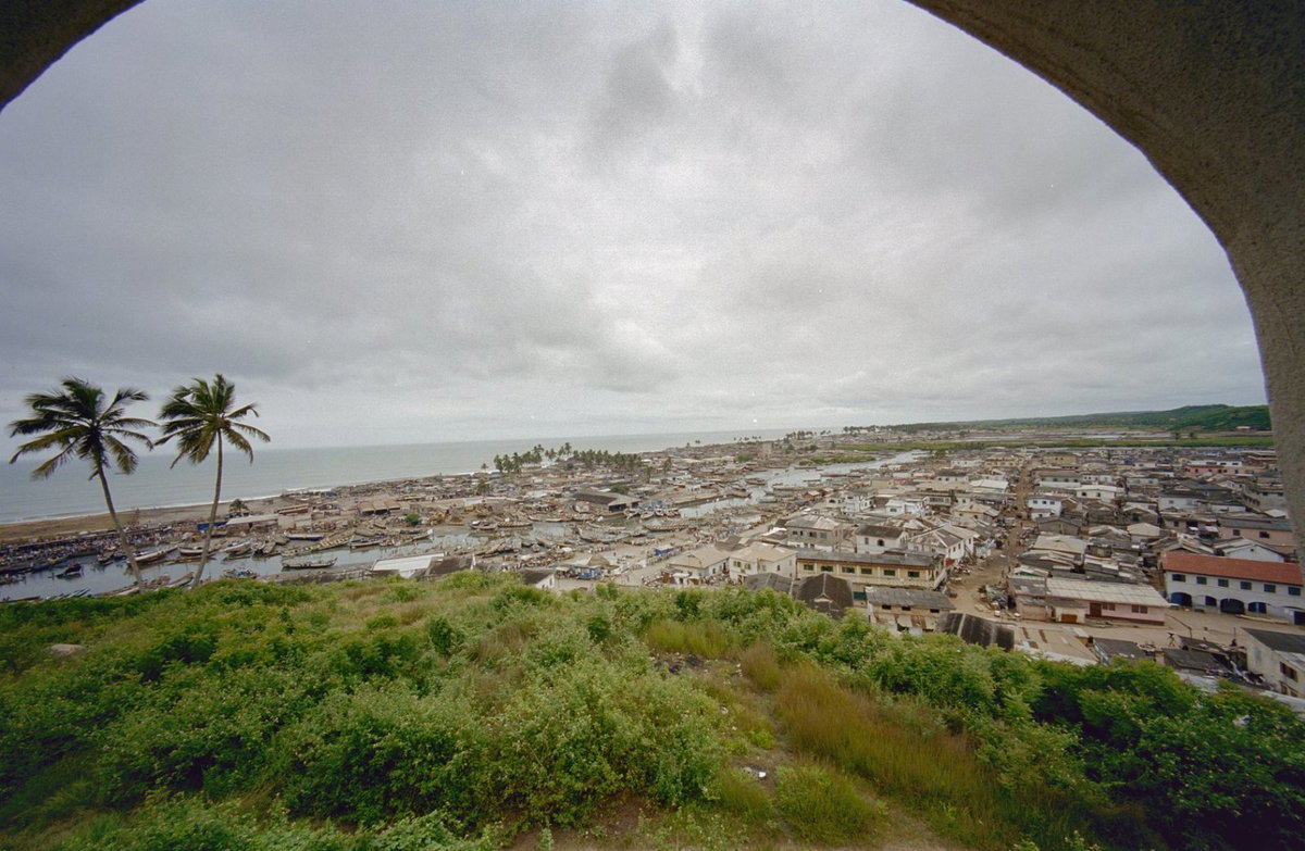 EU: Stadsgezicht met haven vanaf Elmina Castle (2002), Elmina, Ghana, 2002