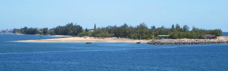 Restinga Peninsula (18996958243) (cropped), Lobito, Angola, 2015